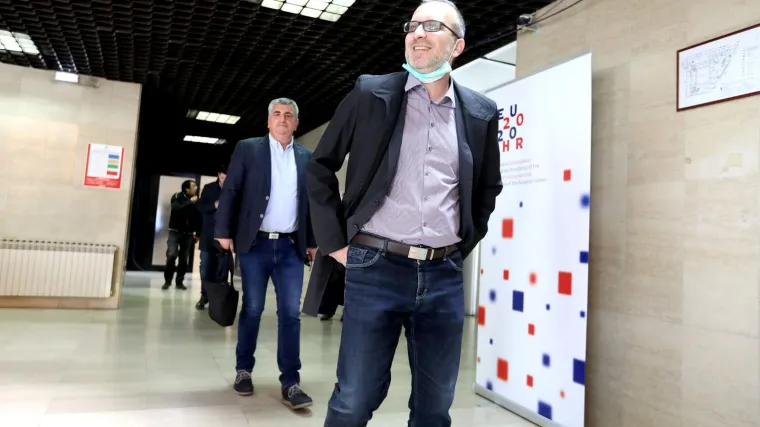 Bulj:Solidariziraju se samo bankarski lobiji'; Lovrinović: 'Euro je valuta nepostojeće države'