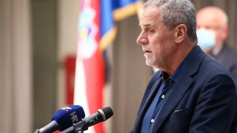 Bandić održao press konferenciju i svađao se s novinarima: 'Znate &scaron;to je Isus rekao? Nemojte to činiti'