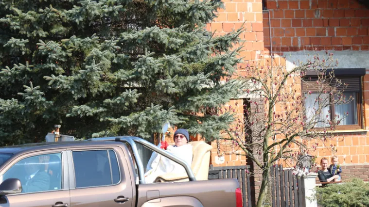 VIDEO Ovo jo&scaron; nije viđeno: Župnik iz Međimurja dosjetio se kako blagosloviti vjernike i grančice!