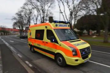 Zatim se zaputio u autopraonicu pa odvezao na hitnu