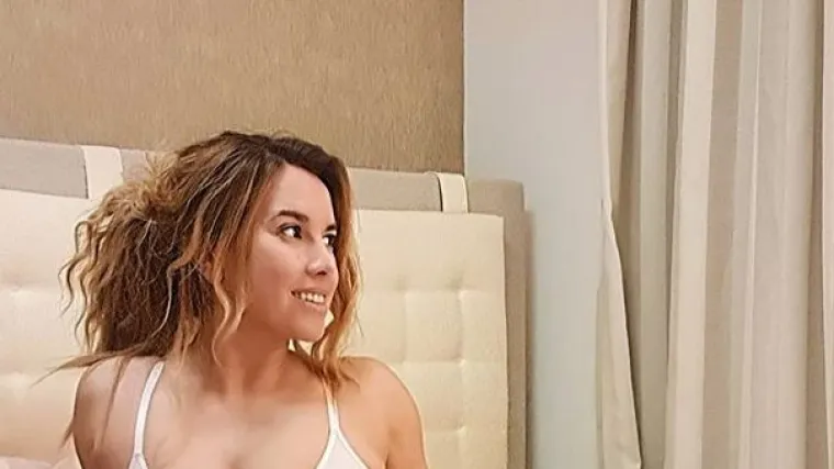 Utegnula se u uski kompletić i prionula na či&scaron;ćenje