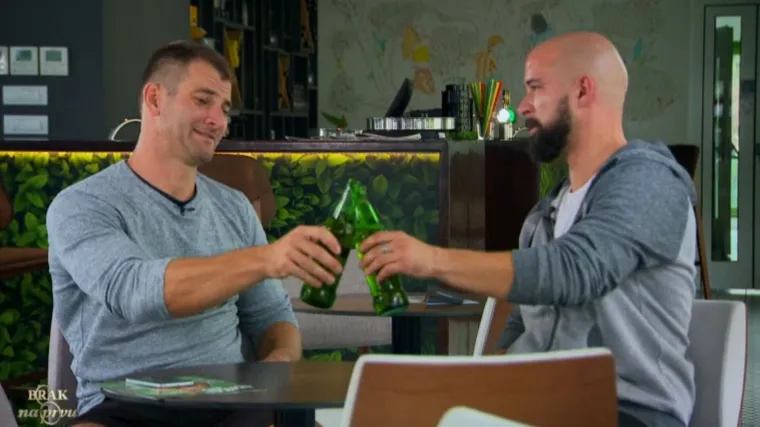 Odlučio je ispričati Adamu kako mu se ona upucavala na večeri