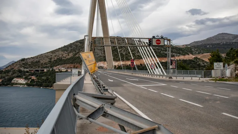 Mladić se napio, udario u nekoliko prometnih znakova pa se zabio u metalnu ogradu na mostu