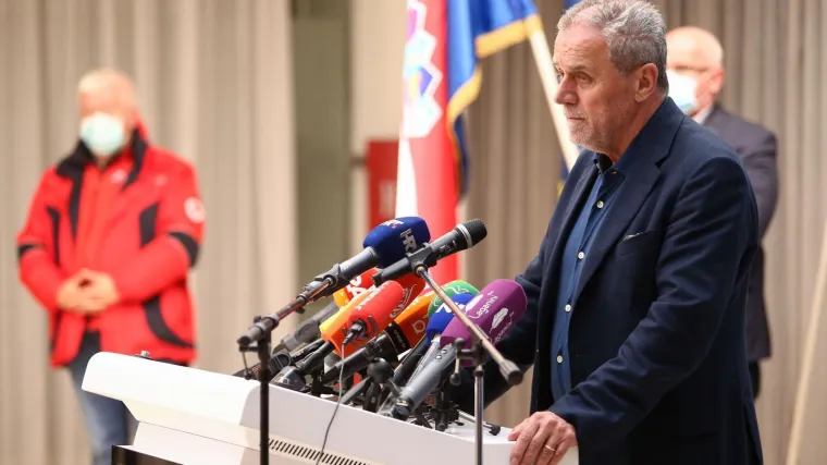 Bandić najavio rezanje plaća u Gradu: 'Ja sam svoju za ožujak smanjio 20 posto i uplatio u fond'