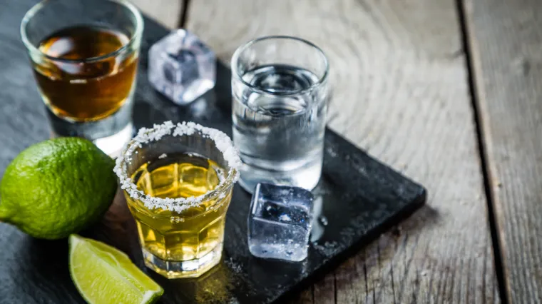 Alkohol i koronakriza: Jedni su prodaju alkohola strogo zabranili, drugi pak 'potežu' na veliko