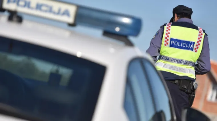 Kad su ga napokon sustigli, fizički je nasrnuo na policajca i ozlijedio ga