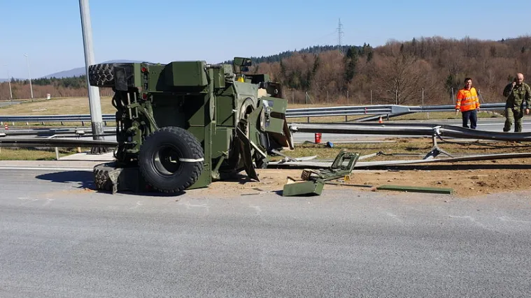 Prevrnulo se vojno oklopno vozilo na A1 kod Male Kapele