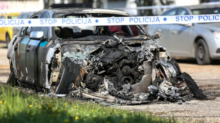 Izgorio BMW u Dugavama: 'Kad je grunulo, iskočili smo iz kreveta prema prozorima'