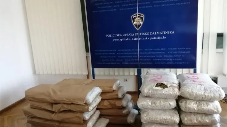 Policajci primijetili preinake na vozilu, a onda je i pas zalajao