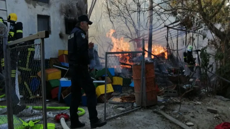 Zbog topljenja voska za pčele nekontrolirano buknuo plamen i zahvatio kuću