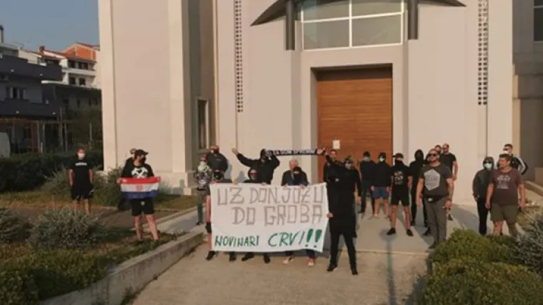 VIDEO Sramotno, skupina mladića podržala napad na novinarku u Splitu: 'Novinari crvi'