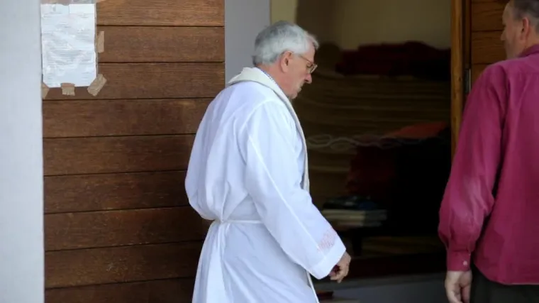 Svećenik u Splitu vrijeđao novinare ispred crkve: 'Đava vas odnija! Nemojte sr** po nama!'