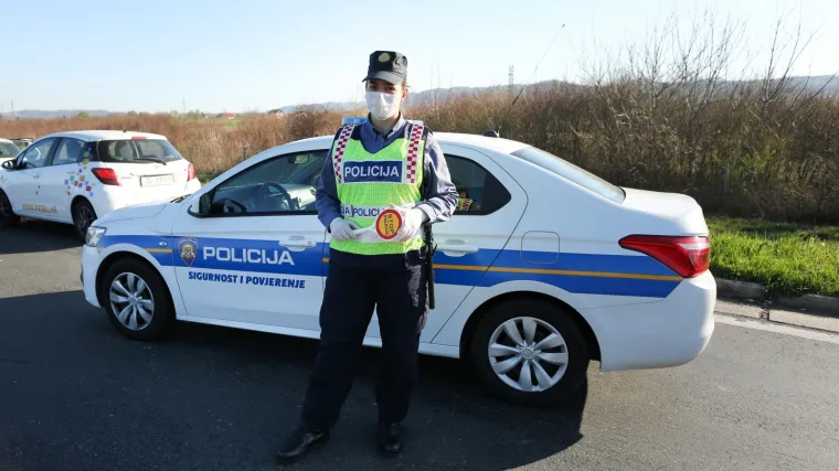 Auto sletio s ceste, četiri osobe hitno prevezene u Split, za život jedne se liječnici bore