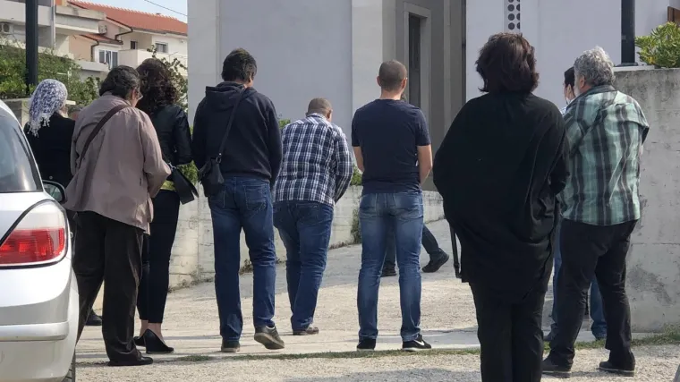 FOTO Dan poslije incidenta: Ispred crkve gdje je napadnuta novinarka i danas održana misa