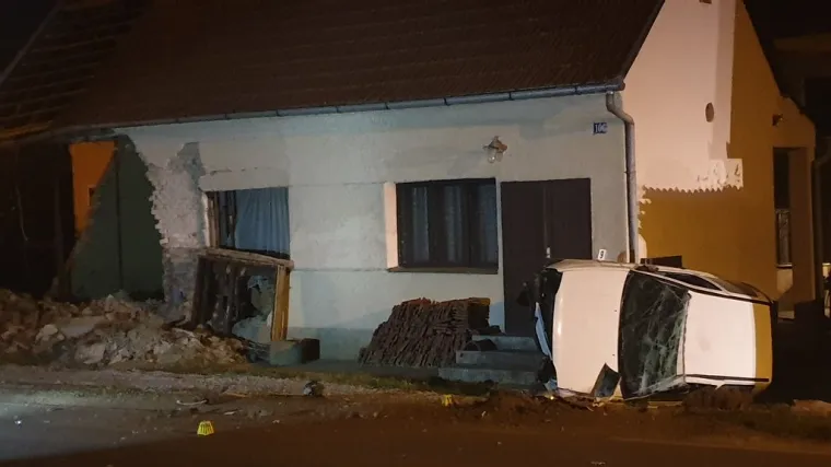 Mladi vozač je zahvatio rubnik, sletio u kanal pa udario u most i kuću