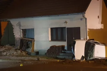 Mladi vozač je zahvatio rubnik, sletio u kanal pa udario u most i kuću