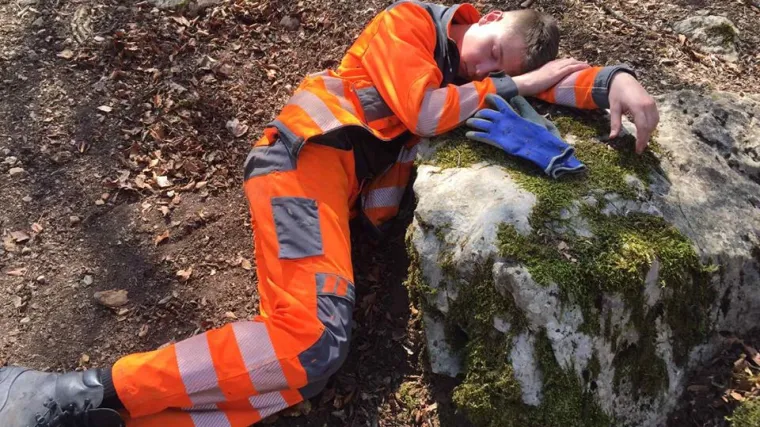 Fotografija na kojoj spava na kamenu masovno se dijeli