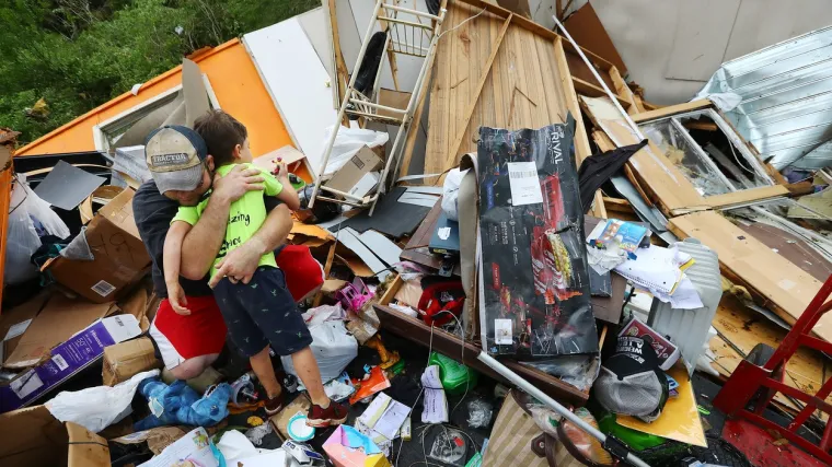 Poginule najmanje 32 osobe; Uni&scaron;tene kuće, i&scaron;čupana stabla, prevrnuti automobili...