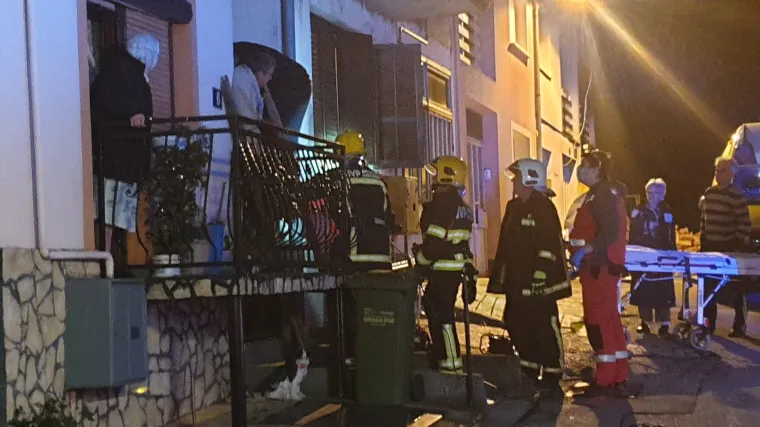 Neobična akcija spašavanja u Požegi: Muškarac zaglavio na ogradi i nabio se na šiljke