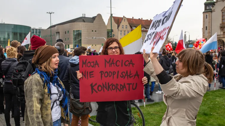Razmatra se ograničenje prava na pobačaj: Prosvjedi su zbog koronavirusa nemogući