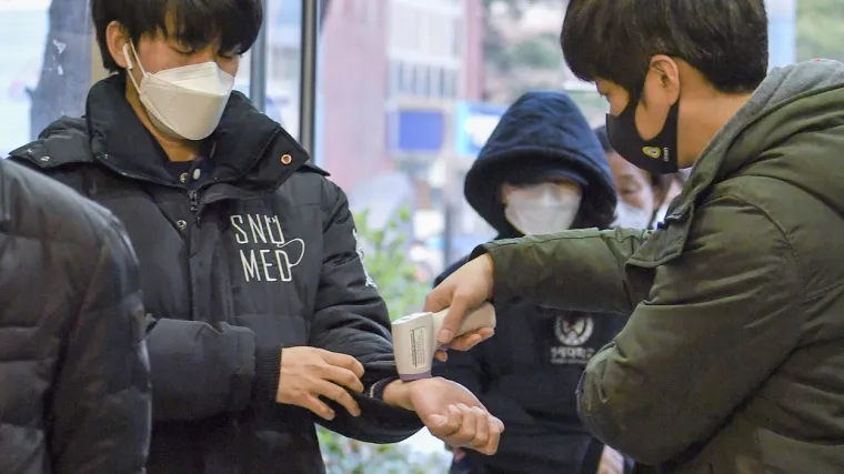 Građani izlaze na birali&scaron;ta opremljeni maskama i za&scaron;titnim rukavicama