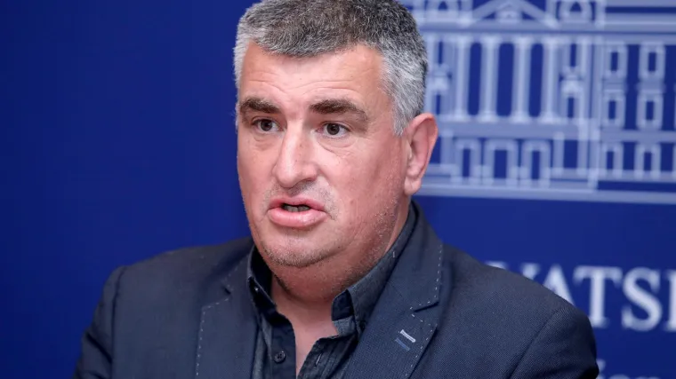 'Cijela županija je u bunkeru, po&scaron;tuju se mjere, a virus ulazi tamo gdje ne bi smio uz uhljeba kojeg je postavio župan!'