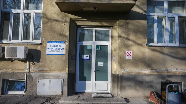 Bilo je testirano 128 uzoraka; troje je na respiratoru