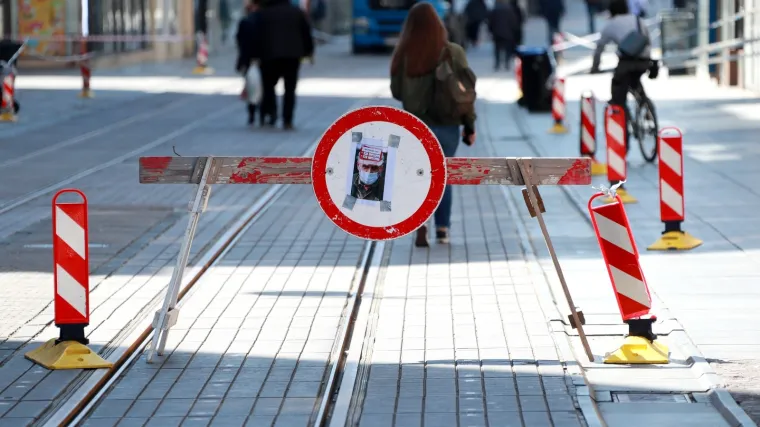 BANDIĆ NA METI KRITIKE: Netko je na njegovu fotku prilijepio naljepnicu 'neuporabljivo' i postavio na znak u Ilici