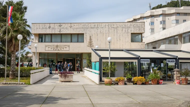 Jo&scaron; jedna smrt od koronavirusa! Preminula žena iz Ploča: 'Bila je &scaron;tićenica doma za starije'