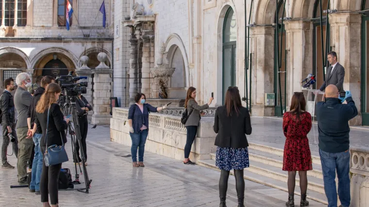 'Znamo da ste nervozni jer ne možete van, nervozni smo i mi. Surađujmo jo&scaron; desetak dana'