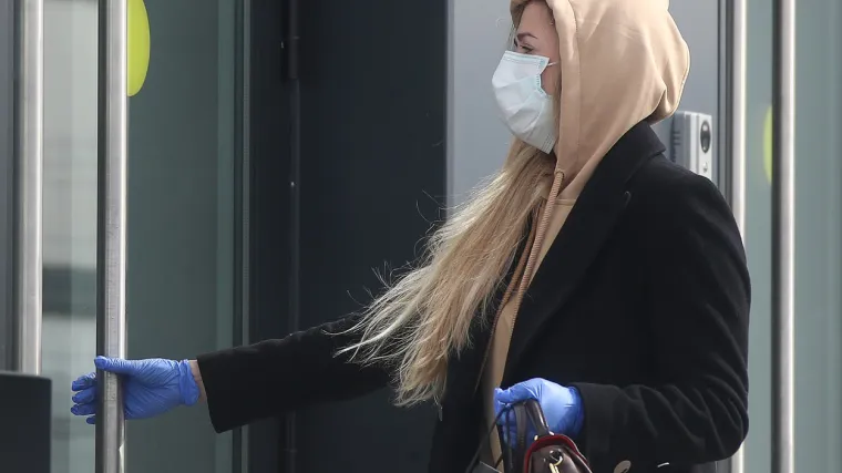 Moramo li vani nositi maske ako smo dva metra udaljeni od druge osobe?