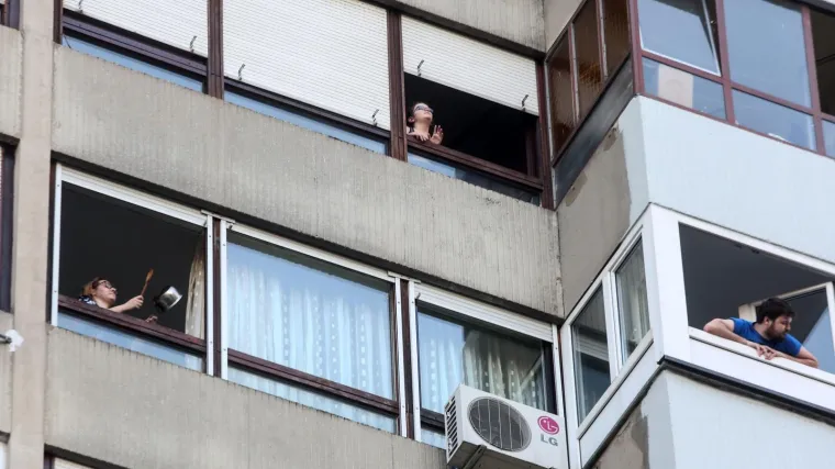 Zagrepčani ponovno lupali loncima protiv Bandića: 'Neka policija kazni pola grada ako može'