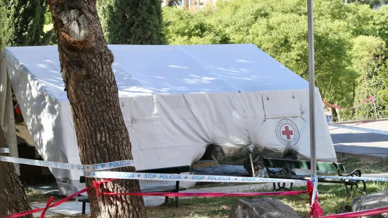 Ispred splitskog doma umirovljenika u koji je u&scaron;la korona izgorio &scaron;ator! Djelatnicima izgorjela odjeća