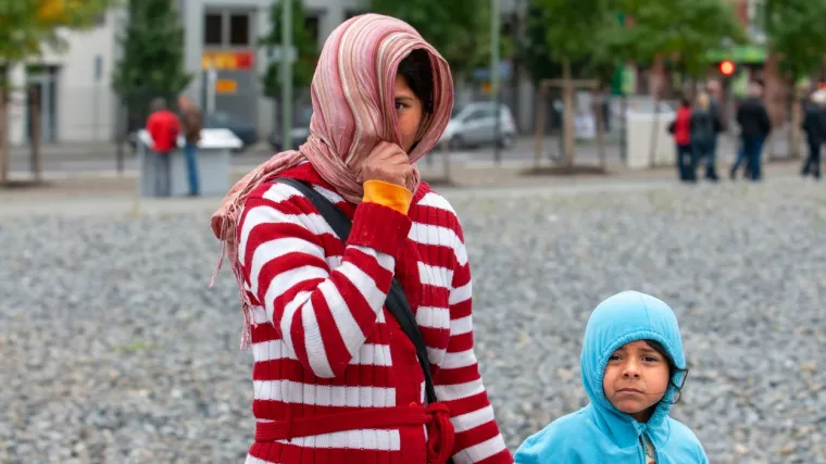 Prva posljedica koronavirusa za njih je - glad. Kopaju po kantama za smeće...