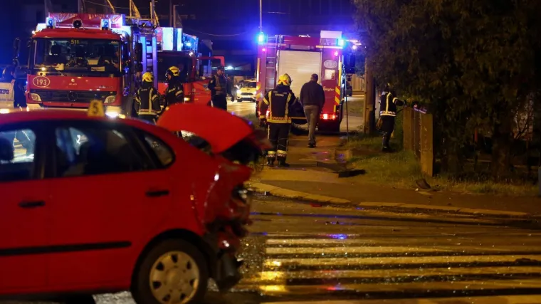 FOTO/VIDEO Divljao BMW-om po Sesvetama: Naletio na dva auta, zabio se u kuću pa mu izgorio auto