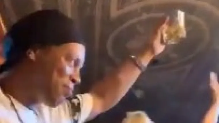 Ča&scaron;a u ruci i lijepe žene oko njega - poznati osmjeh se vratio na lice