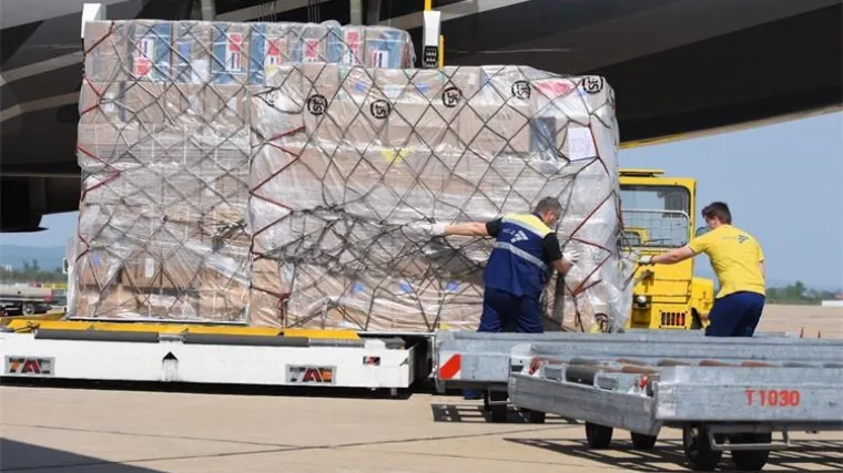 Jo&scaron; jedna u nizu po&scaron;iljki: Iz Kine stiglo jo&scaron; 70 tona za&scaron;titne medicinske opreme