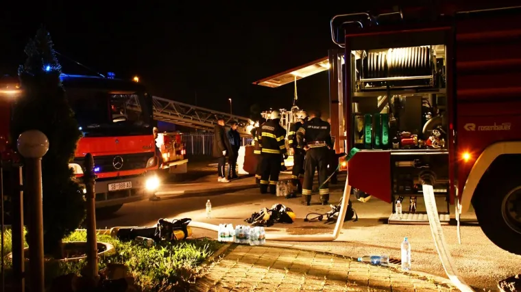 Izbio požar u sali za vjenčanja u Slavonskom Brodu: Vatrogasci su brzo svladali vatrenu stihiju