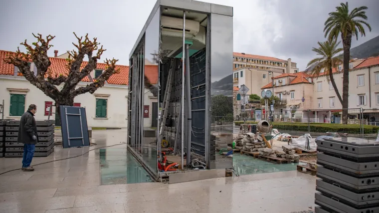 Uklonjen spomenik braniteljima u Dubrovniku: Autor 'spomenika palim windowsima' zaprijetio i tužbom
