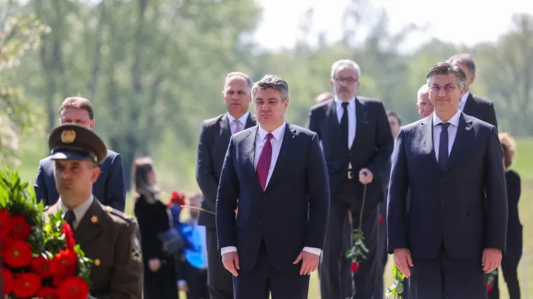 Milanović, Plenković i Jandroković položili vijenac podno 'Kamenog cvijeta'