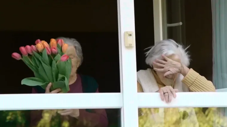 Suze radosnice u očima slavljenice: Baku Hildu iznenadili koncertom pod prozorom za 102. rođendan