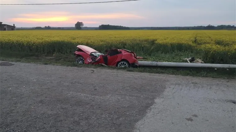 Tragedija kod Vinkovaca: Mladić autom sletio s ceste i zabio se u stup te preminuo u bolnici
