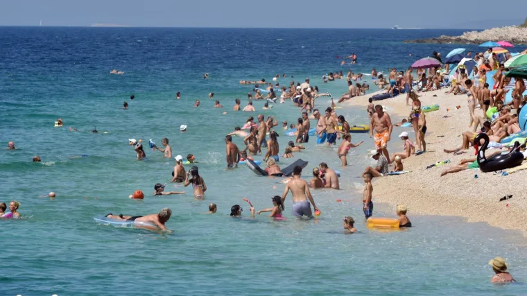 Hoćemo li i na kupanje čekati u redovima: Prenosi li se koronavirus u moru i bazenima?