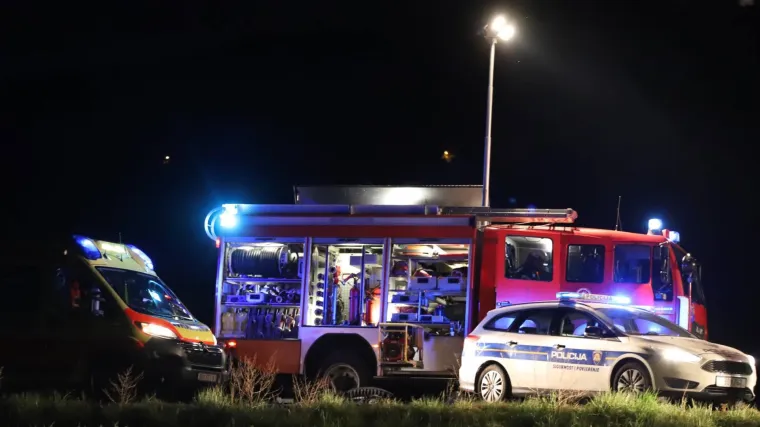 Vatrogasci izvlače ozlijeđenog iz uni&scaron;tenog automobila u jarku