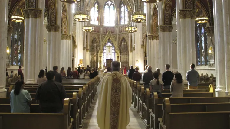 Kako će izgledati odlazak u crkve? Veći broj misa, na ulazu redari, stariji od 65 godina sjedit će vani