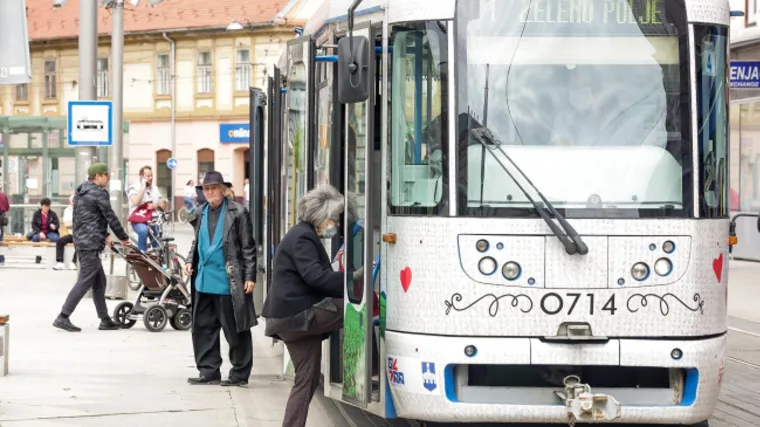 Tramvaji ponovno u Osijeku: 'Putnike molimo da dezinficiraju ruke na ulasku u vozilo'