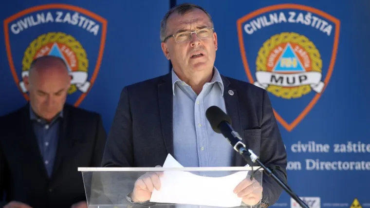 'Je li tenis beskontaktni sport? Ako vi bacite lopticu ispred svojih usta pa je potom uzme ovaj drugi...'