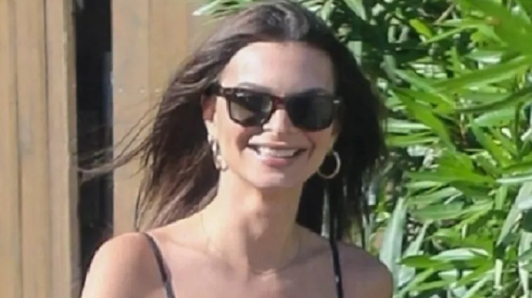 Prolaznici nisu mogli odvojiti pogled od njezinih dugih nogu