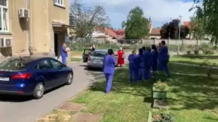 VIDEO Emotivni opro&scaron;taj u Osijeku: 'Prije desetak dana bila je na respiratoru i borila se za život...'