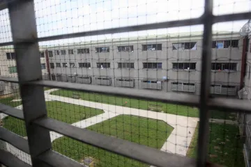 Silovali i tukli 60-godišnjaka koji je godinama držao mrtvu majku u stanu